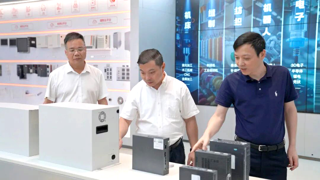 福州高新區(qū)領(lǐng)導(dǎo)一行蒞臨睿能科技調(diào)研指導(dǎo)(圖1)