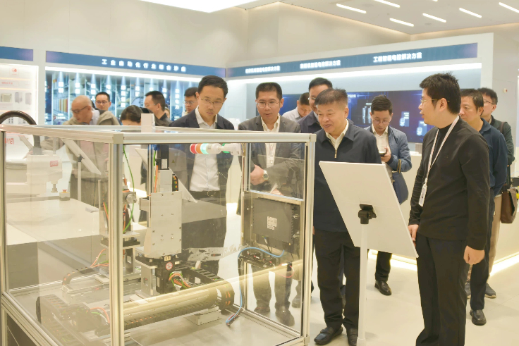 省工信廳陳建業(yè)廳長(zhǎng)一行蒞臨睿能科技調(diào)研考察(圖2)
